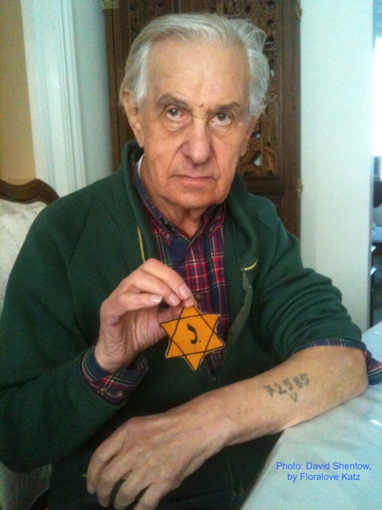 David Shentow, Holocaust-Überlebender, hält einen Davidstern und zeigt sein Nummern-Tattoo aus Auschwitz